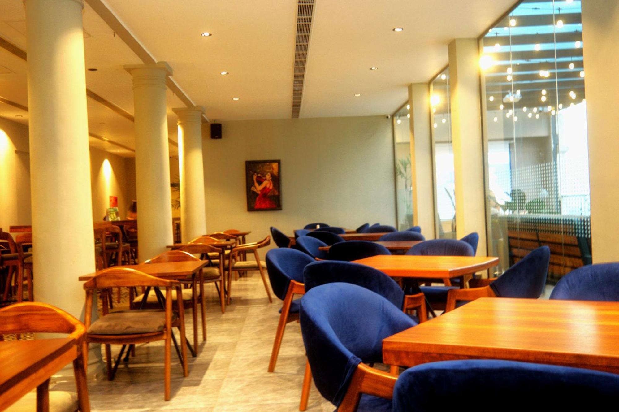 Fairway Colombo - Sri Lanka'S First Hotel With Robot Technology Bagian luar foto