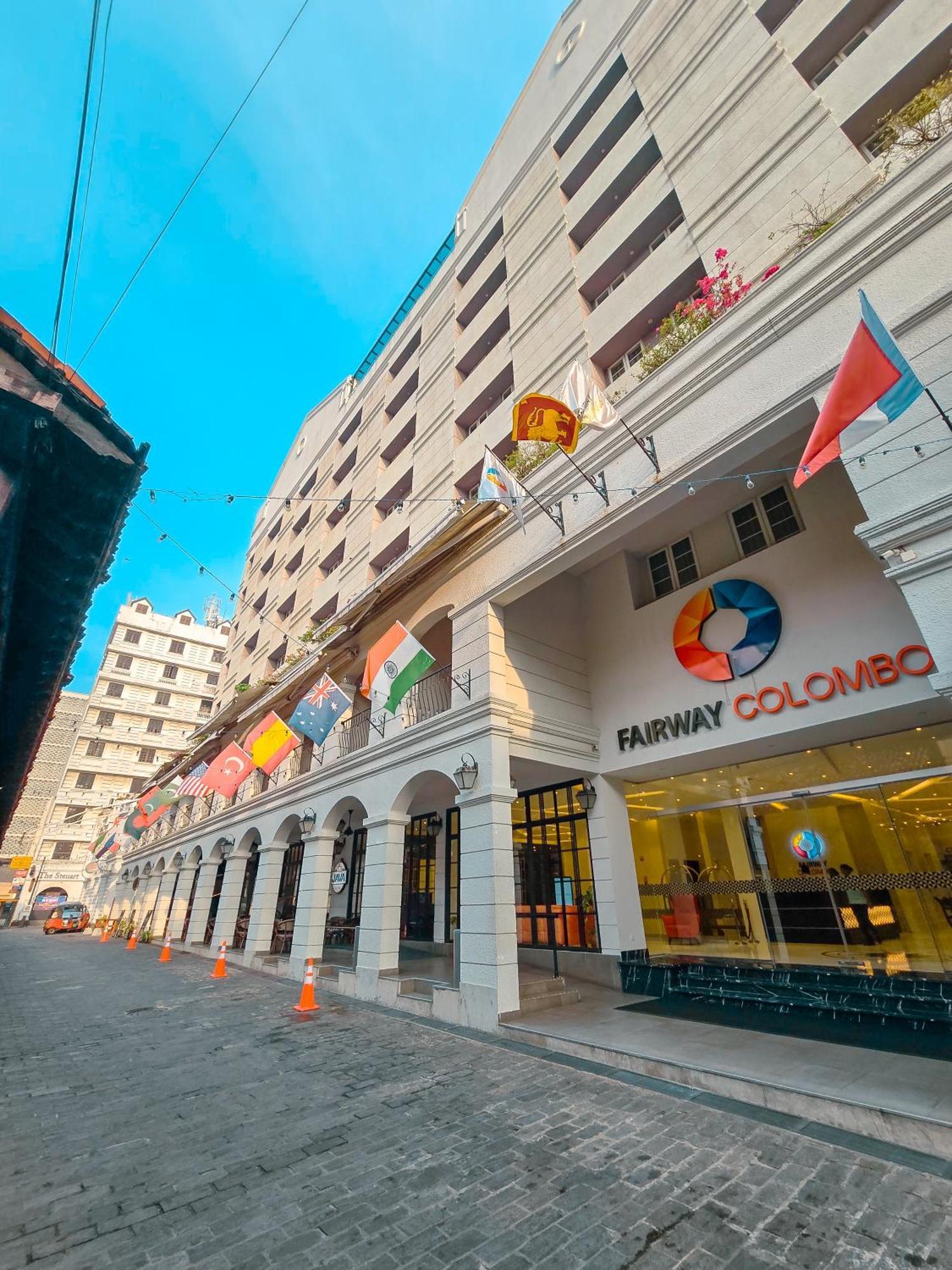 Fairway Colombo - Sri Lanka'S First Hotel With Robot Technology Bagian luar foto