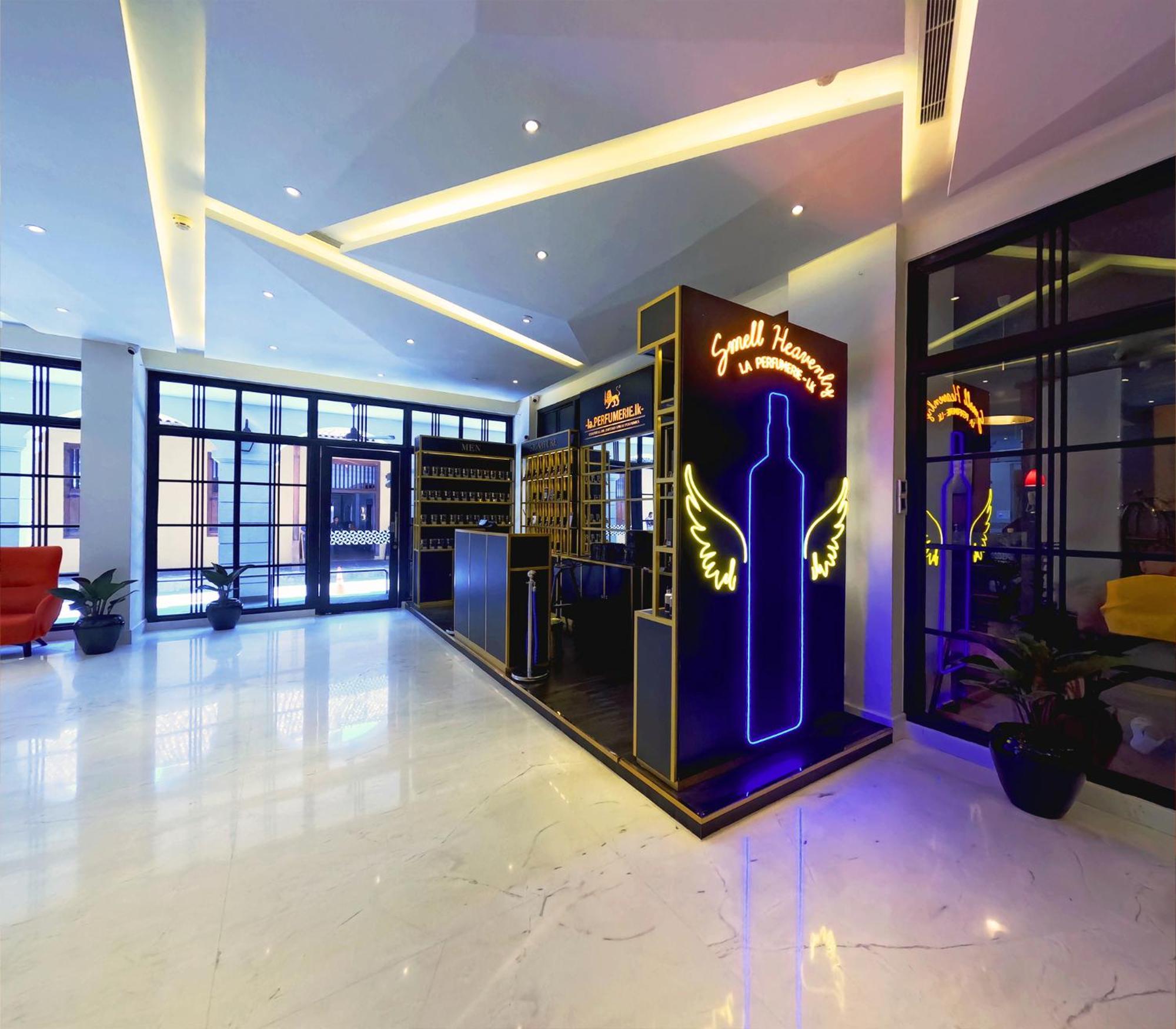 Fairway Colombo - Sri Lanka'S First Hotel With Robot Technology Bagian luar foto
