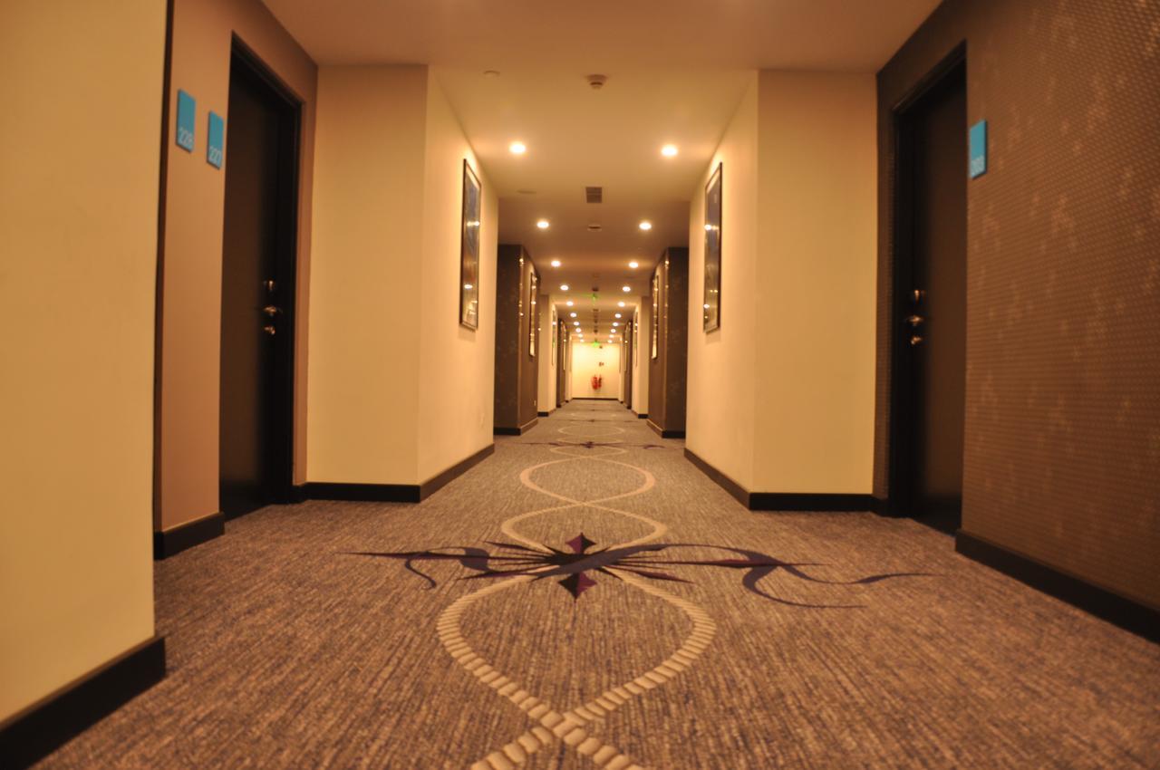 Fairway Colombo - Sri Lanka'S First Hotel With Robot Technology Bagian luar foto