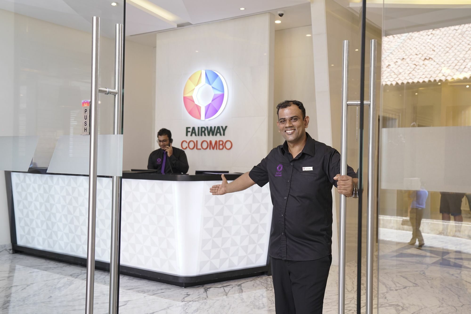 Fairway Colombo - Sri Lanka'S First Hotel With Robot Technology Bagian luar foto