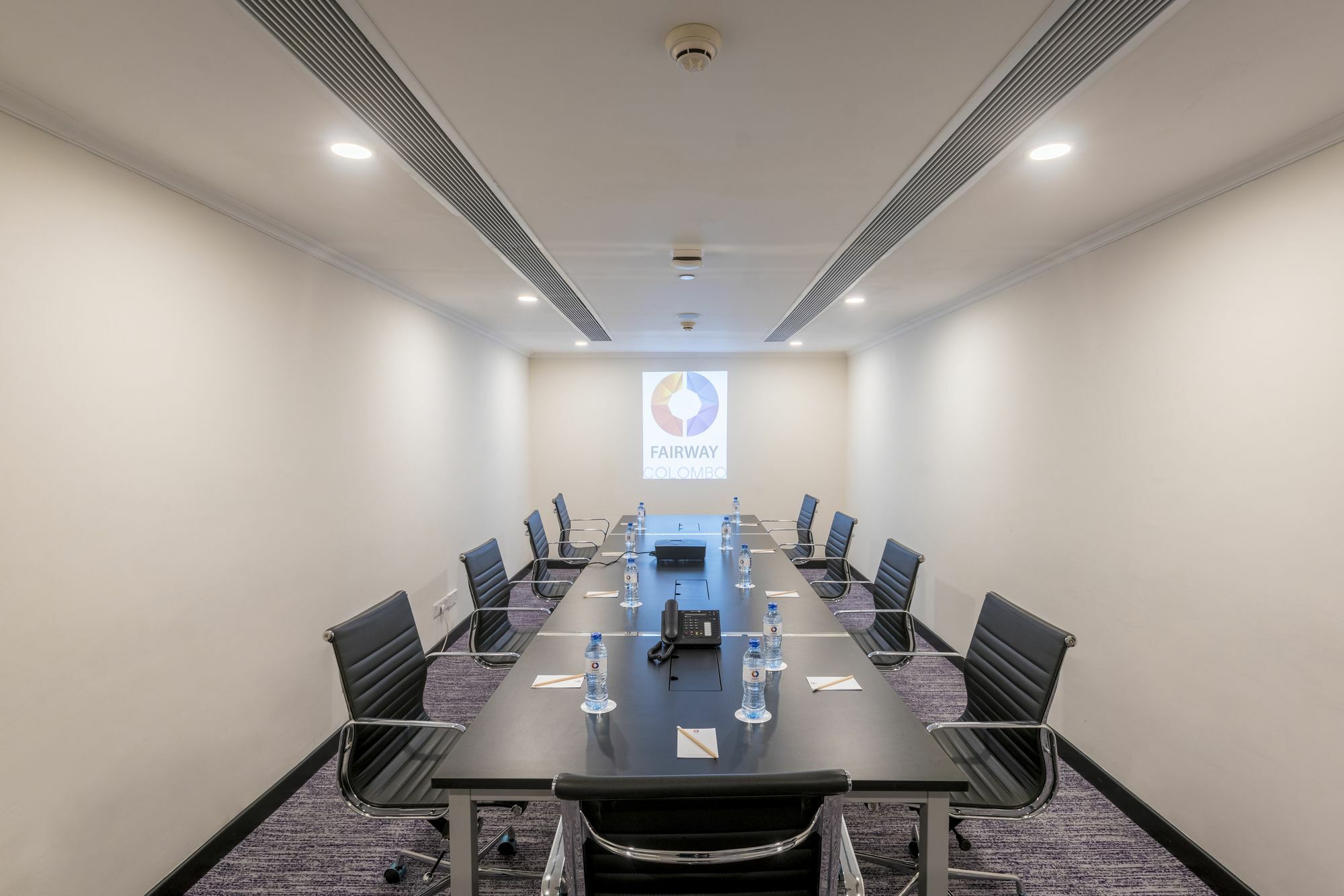 Fairway Colombo - Sri Lanka'S First Hotel With Robot Technology Bagian luar foto
