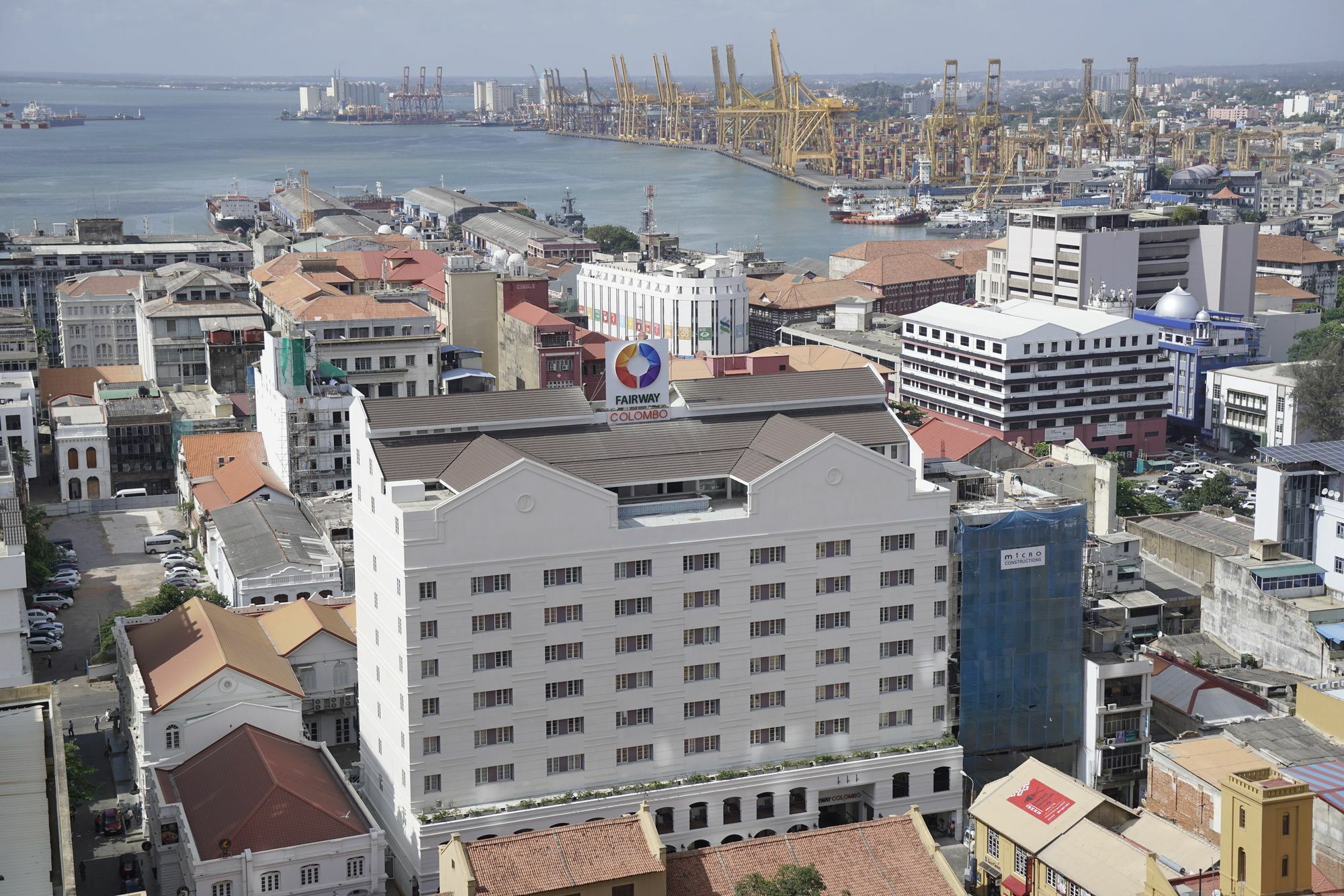 Fairway Colombo - Sri Lanka'S First Hotel With Robot Technology Bagian luar foto